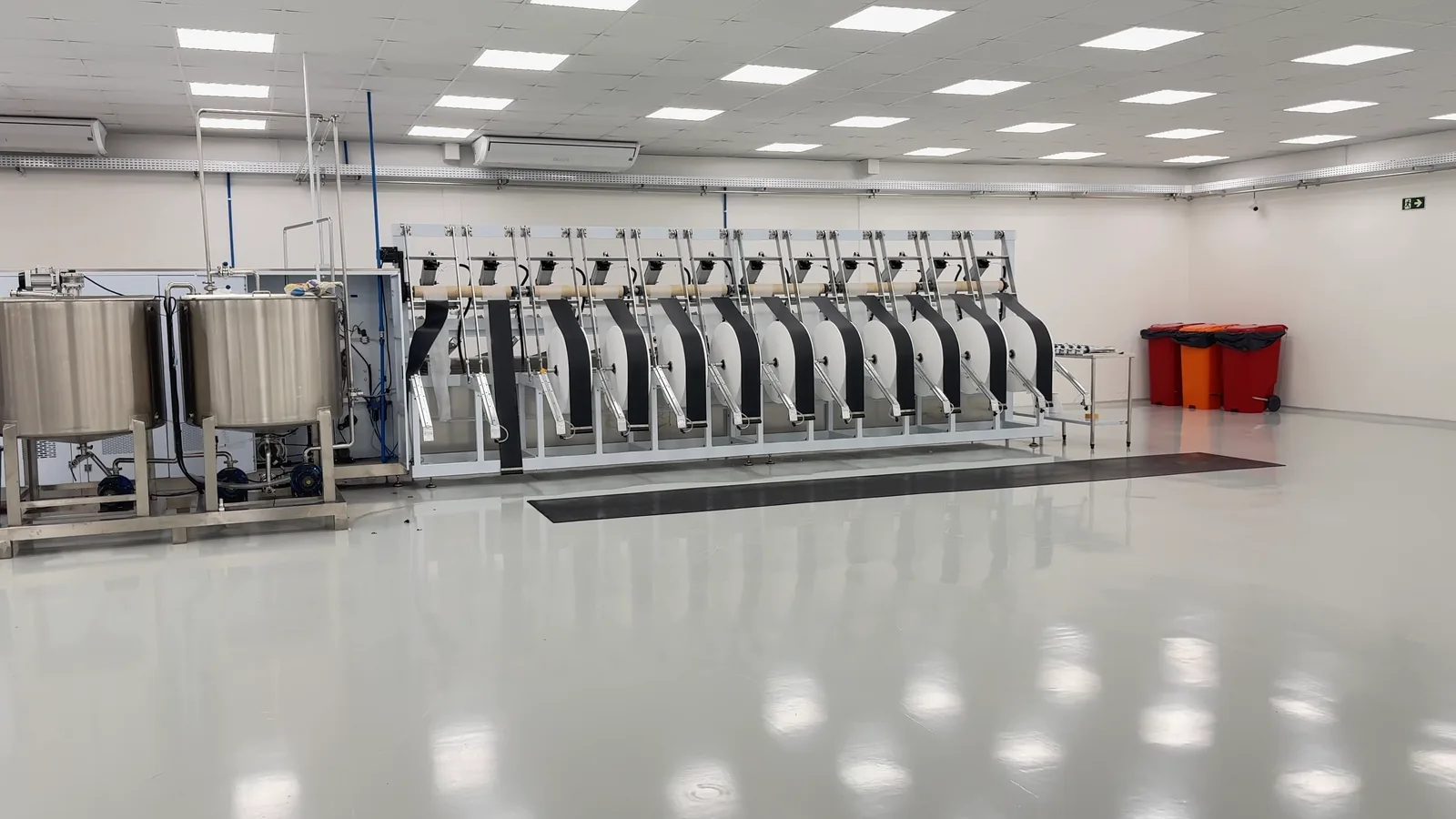 Linha de produção da Higgo, com tanques de inox e equipamento de dobra de toalhas umedecidas